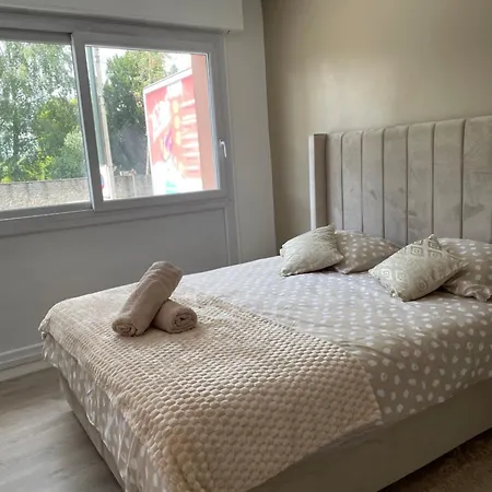 4 Personnes 1 Ch * Laval (Mayenne)